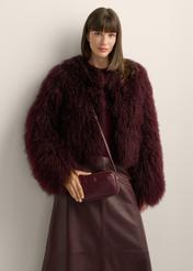 Malá dámska kožená kabelka v bordovej farbe TORES-1152-4D(Z26), pohľad na produkt na ramene modelky. Viditeľná polovica siluety.