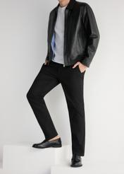 Pánske čierne kožené mokasíny BUTYM-0482-99(W25), bočný pohľad na produkt na modeli, viditeľná polovica siluety.