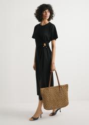 Slamená nákupná taška TOREC-1218-1E(W26) - mierne diagonálny pohľad na produkt, ktorý drží modelka, na svetlom pozadí. Viditeľná je celá silueta.