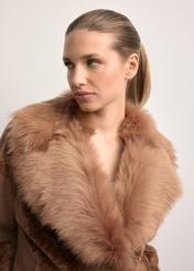 Dámsky kožený kabát z ovčej kože v ťavej farbe KOZDS-0095-3099(Z25), detailný záber produktu na modelke.