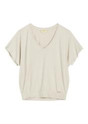 Svetlobéžová dámska blúzka BLUDT-0202-1A(W26), pohľad spredu na bielom pozadí.