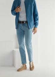 Béžové kožené športové topánky BUTYM-0534-1B(W26), pohľad spredu na modelkine nohy, na svetlom pozadí.