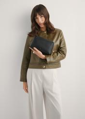 Dámska kožená kozmetická taška TORES-1229-99(W26), pohľad spredu na produkt na modelke, viditeľná polovica siluety.