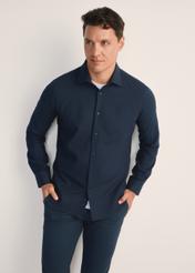 Pánska tmavomodrá košeľa KOSMT-0334-68(Z25), pohľad spredu na produkt na modelke. Viditeľná polovica siluety.