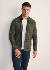 Pánska khaki kockovaná košeľa KOSMT-0333-55(Z25), pohľad spredu na produkt na modelke. Viditeľná polovica siluety.