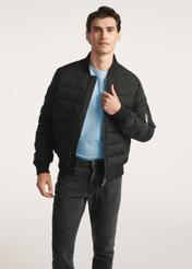 Čierna zateplená pánska bomber bunda KURMT-0362-99(Z25), produkt viditeľný spredu na modelke, viditeľná polovica siluety.