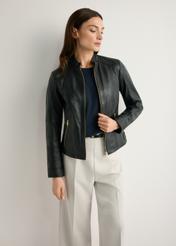 Dámska čierna kožená bunda KURDS-0602-99(W26), pohľad spredu na produkt na modelke. Viditeľná polovica siluety.