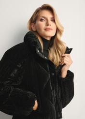 Krátka lesklá dámska bunda KURDT-0607-99(Z25), diagonálny pohľad na produkt na modelke, viditeľná polovica siluety.