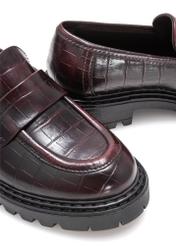 Dámske mokasíny v bordovej farbe s krokodílou podrážkou BUTYD-1189-90(Z25), detailný záber produktu na bielom pozadí.