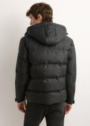 Pánska tmavosivá monogramová bunda KURMT-0444-9P(Z26), pohľad na produkt zozadu na modelke. Viditeľná polovica siluety.