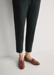 Dámske kožené mokasíny v koňakovej farbe BUTYD-1067-1F(W26), pohľad spredu na výrobok na nohách modelky.