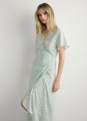 Dlhé kvetinové šaty SUKDT-0233-8P(W26), pohľad spredu na výrobok na modelke. Viditeľná polovica siluety.