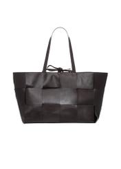 Hnedá veľká kožená dámska kabelka TORES-1299-1H(W26), pohľad na produkt zozadu na bielom pozadí.