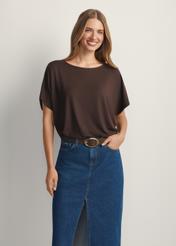 Dámska hnedá blúzka so sťahovacou šnúrkou BLUDT-0170-1I(W26), pohľad spredu na produkt na modelke. Viditeľná polovica siluety.