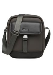 Pánska mestská crossbody kabelka TORMN-0437-8B(Z26), pohľad spredu na bielom pozadí.