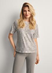 Dámska blúzka strieborného strieborného vzoru BLUDT-0199-92(Z25), pohľad spredu na produkt na modelke, viditeľná polovica siluety.