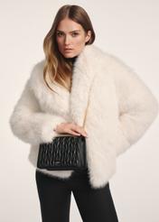 Čierna dámska kabelka s retiazkou TOREC-1102-99(Z25), pohľad na modelku. Viditeľná polovica siluety.