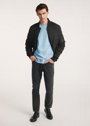 Čierna zateplená pánska bomber bunda KURMT-0362-99(Z25), produkt viditeľný spredu na modeli, viditeľná je celá silueta.