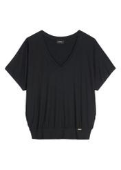 Čierna dámska blúzka BLUDT-0202-99(W26), pohľad spredu na bielom pozadí.