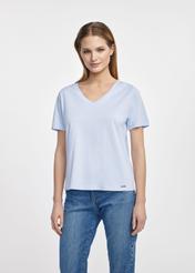 Hellblaues Damen Basic T-Shirt TSHDT-0120-60(W25), Foto der Vorderseite eines Models vor weißem Hintergrund. Die Hälfte der Silhouette ist sichtbar.