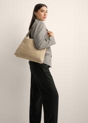 Štýlová béžová semišová kabelka cez rameno TORES-1406-1K(Z26) - pohľad na produkt, ktorý drží modelka na ramene, na svetlom pozadí. Viditeľná je celá silueta.