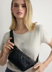 Dámska čierna monogramová ledvinka TOREC-1192-9P(W26) - pohľad spredu na produkt, na modelke, na svetlom pozadí. Viditeľná polovica siluety.