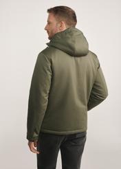 Pánska khaki bunda KURMT-0386-54(Z25) - pohľad na produkt zozadu na modeli na bielom pozadí. Viditeľná silueta po kolená.