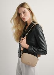 Béžová malá dámska kabelka TOREC-1172-1B(W26), pohľad spredu na produkt na ramene modelky. Viditeľná polovica siluety.