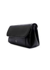 Čierna klasická dámska kabelka TOREC-1124-99(W26), diagonálny pohľad na produkt na bielom pozadí.