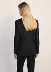Čierna dámska bunda ZAKDT-0045-99(Z25) - pohľad na produkt zozadu na modeli. Je viditeľná polovica siluety.