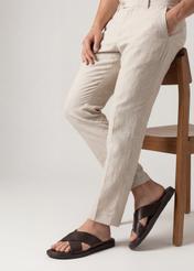 Pánske tmavohnedé kožené šľapky BUTYM-0536-1I(W26), bočný pohľad na produkt na nohách modelky.