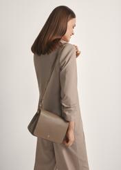 Dámska kožená kabelka tmavohnedej farby TORES-0911 F-1K(W26), pohľad spredu na produkt na modelke, viditeľná polovica siluety.