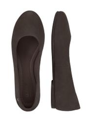 Dámske semišové balerínky hnedej farby BUTYD-1247-1I(W26), pohľad na produkt zhora na bielom podklade.