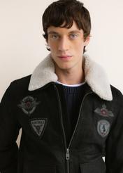 Čierna kožená bomber bunda KURMS-0423-99(Z26), detailný záber na detaily produktu na modelke. Viditeľná polovica siluety.