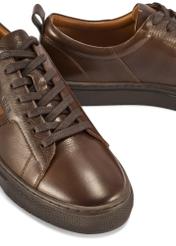 Tmavohnedé pánske kožené topánky BUTYM-0430A-1I(W26), detail produktu na bielom pozadí.