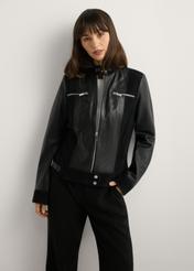 Dámska čierna kožená bunda KURDS-0587-99(W26), pohľad spredu na produkt na modelke. Viditeľná polovica siluety.