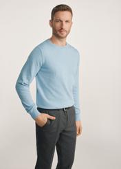 Modrý bavlnený pánsky sveter SWEMT-0114A-61(Z25), produkt viditeľný spredu na modelke, viditeľná polovica siluety.