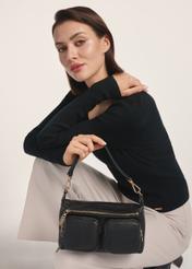 Čierna kožená dámska kabelka TORES-1161-99(Z25) - pohľad spredu na produkt na modelke na bielom pozadí. Viditeľná polovica siluety.