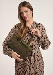 Dámska semišová kabelka TORES-1192-55(Z25), pohľad na produkt v rukách modelky na svetlom pozadí.