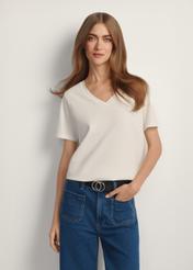 Dámske krémové tričko TSHDT-0120-0B(W26) - pohľad spredu na produkt na modelke, na bielom pozadí. Viditeľná silueta po kolená.