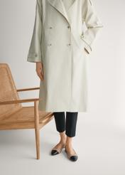 Béžové kožené balerínky BUTYD-1052A-1B(W26), pohľad spredu na produkt na nohách modelky.