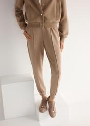 Dámske ružové kožené tenisky BUTYD-1068-5D(W26), pohľad na produkt spredu na modelke, viditeľná polovica siluety.