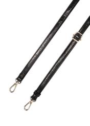 Stredne veľká čierna dámska kabelka TOREC-1121-9F(W26), pohľad na produkt s popruhom na bielom pozadí.