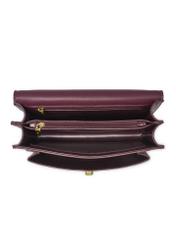 Malá dámska kabelka v bordovej farbe s elegantným zapínaním TOREC-1322-4D(Z26), pohľad na produkt vo vnútri na bielom pozadí.