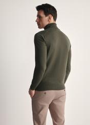 Pánsky rolák v khaki farbe SWEMT-0095B-55(Z25), pohľad na produkt zozadu na modeli, viditeľná polovica siluety.