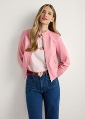 Dámska ružová kožená bunda KURDS-0575-5B(W26), pohľad spredu na produkt na modelke. Viditeľná polovica siluety.