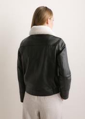 Čierna kožená bomber bunda KURDS-0646-99(Z26), pohľad zozadu na produkt na modelke. Viditeľná polovica siluety.