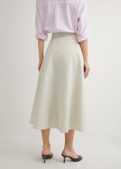 Béžová midi sukňa SPCDT-0123-1A(W26), pohľad zozadu na produkt na modelke. Viditeľná polovica siluety.