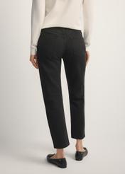 Dámske čierne džínsy JEADT-0011-99(W26), pohľad na modelku zozadu. Viditeľná polovica siluety.