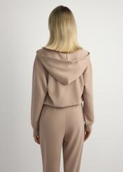 Dámska mikina na zips BLZDT-0108A-1D(W26) v ťavej farbe, pohľad zozadu na produkt na modelke. Viditeľná polovica siluety.